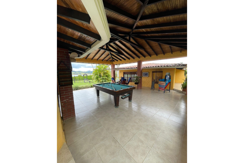 Finca en Venta en Lago Calima Calima | 3.081 m² lote | 1.076 m² construidos | lujo | piscina | jacuzzi | discoteca