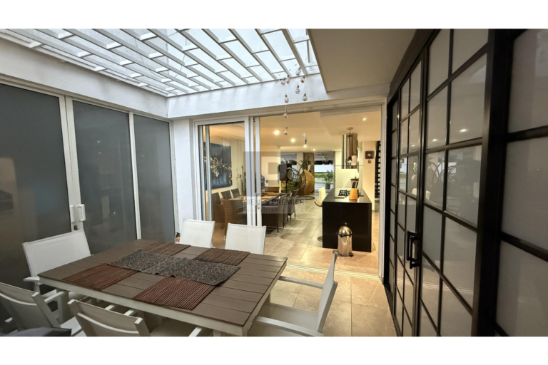 Casa Remodelada en Venta en Ciudad Jardín, Cali | 306 m² | 4 Habitaciones | Jacuzzi | 4 Parqueaderos | Aceptan Permutas