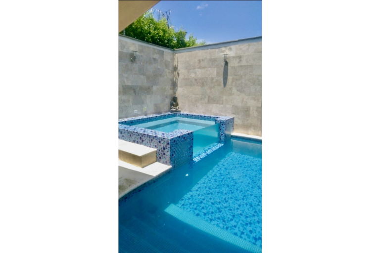 Casa en Venta en Ciudad Jardín Cali 860 m² lote 808 m² construidos | Piscina privada | 4 habitaciones | 8 parqueaderos