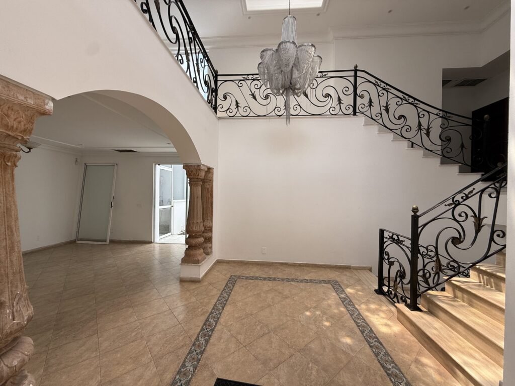 Casa en Arriendo en Cristales Cali | 600 m² | Piscina, Jacuzzi, 6 Habitaciones | Uso residencial o comercial · Código ARCA720073