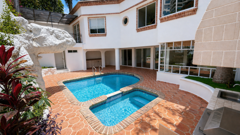 Casa en Arriendo en Cristales Cali | 600 m² | Piscina, Jacuzzi, 6 Habitaciones | Uso residencial o comercial