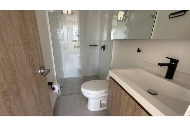 Apartamento en arriendo en Valle del Lili Cali 100 m² | Piso 13 con balcón | 3 habitaciones | 2 parqueaderos
