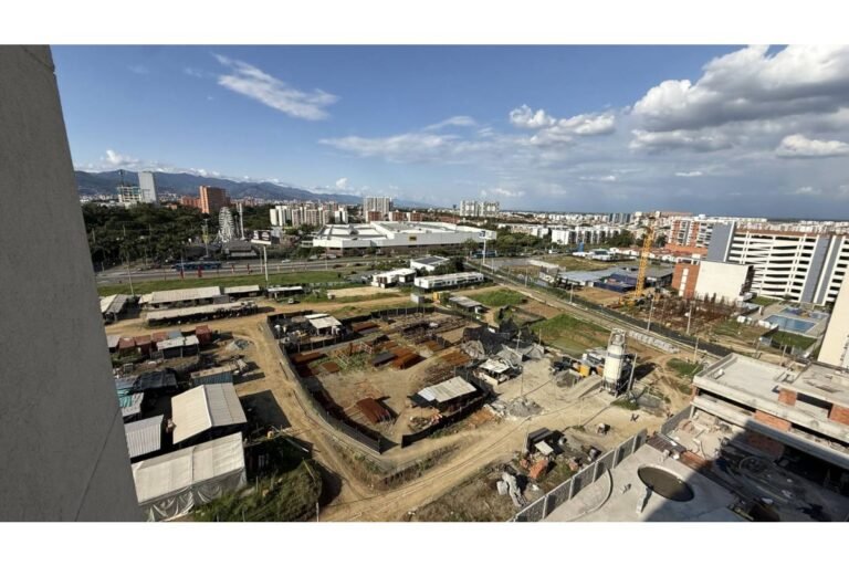 Apartamento en arriendo en Valle del Lili Cali 100 m² | Piso 13 con balcón | 3 habitaciones | 2 parqueaderos