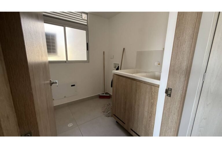 Apartamento en arriendo en Valle del Lili Cali 100 m² | Piso 13 con balcón | 3 habitaciones | 2 parqueaderos