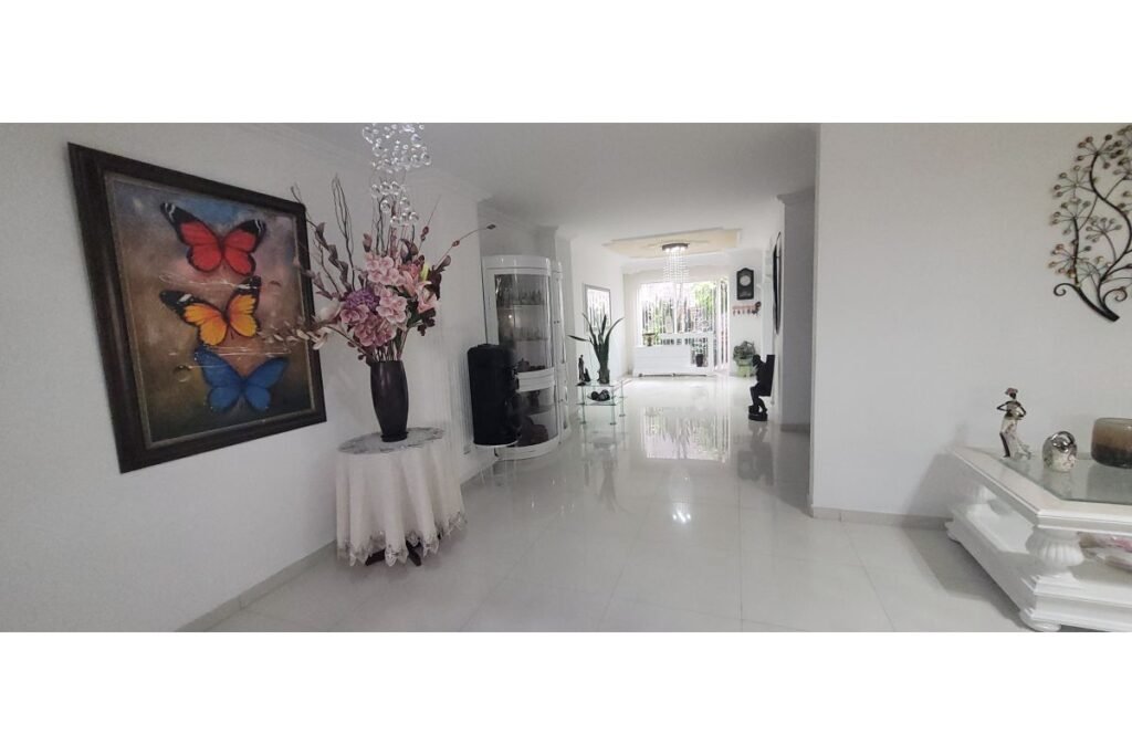Casa en Venta en Santa Anita Cali | 209 m² | 5 Habitaciones | Garaje Doble | Unidad con Piscina
