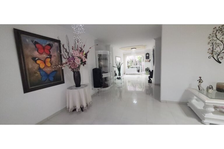 Casa en Venta en Santa Anita Cali | 209 m² | 5 Habitaciones | Garaje Doble | Unidad con Piscina