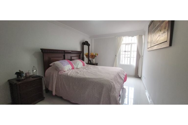 Casa en Venta en Santa Anita Cali | 209 m² | 5 Habitaciones | Garaje Doble | Unidad con Piscina