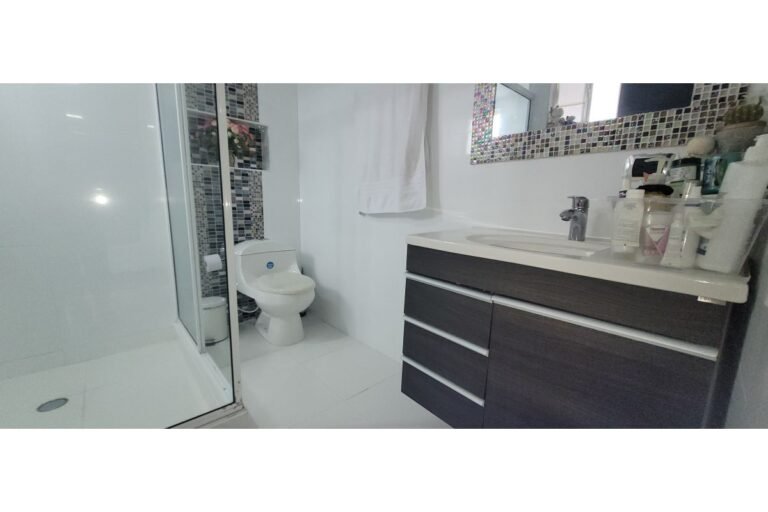 Casa en Venta en Santa Anita Cali | 209 m² | 5 Habitaciones | Garaje Doble | Unidad con Piscina