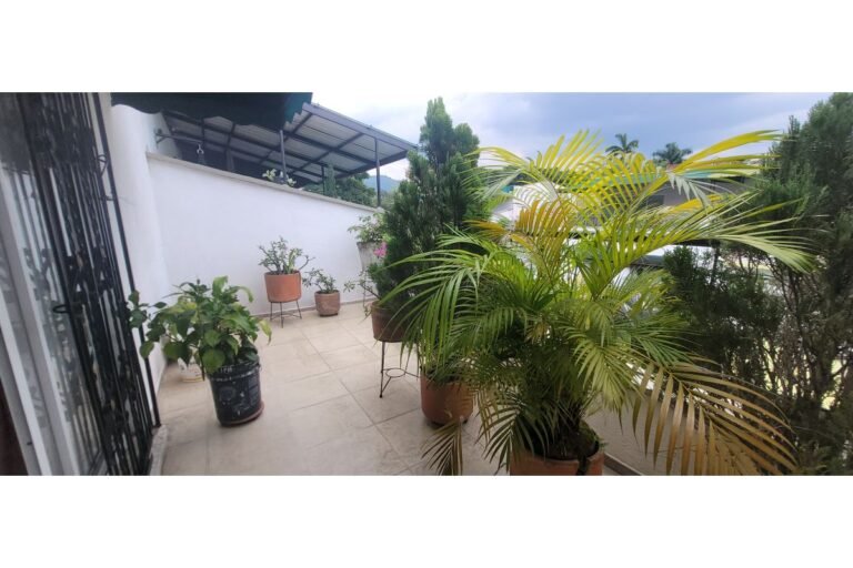 Casa en Venta en Santa Anita Cali | 209 m² | 5 Habitaciones | Garaje Doble | Unidad con Piscina