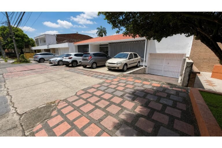 Casa Comercial en Arriendo en Santa Isabel Cerca de la Universidad Libre, Cali | 700 m² | Amplio Parqueadero y Uso Institucional