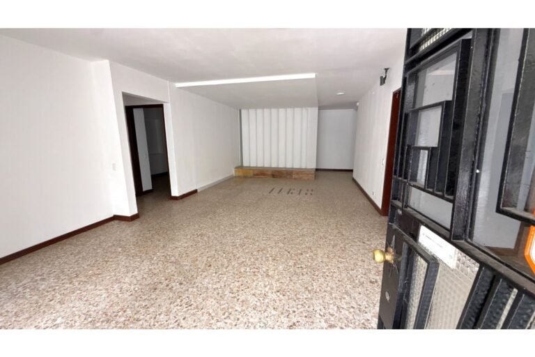 Casa Comercial en Arriendo en Santa Isabel Cerca de la Universidad Libre, Cali | 700 m² | Amplio Parqueadero y Uso Institucional