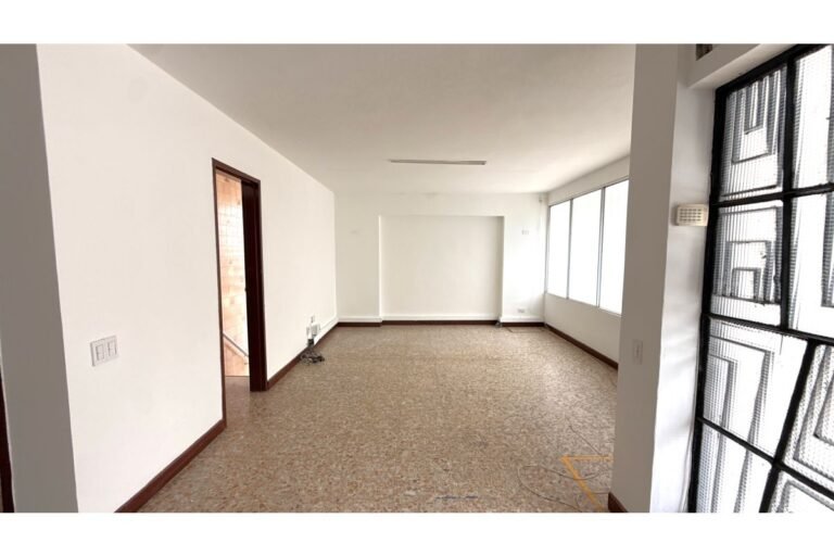 Casa Comercial en Arriendo en Santa Isabel Cerca de la Universidad Libre, Cali | 700 m² | Amplio Parqueadero y Uso Institucional