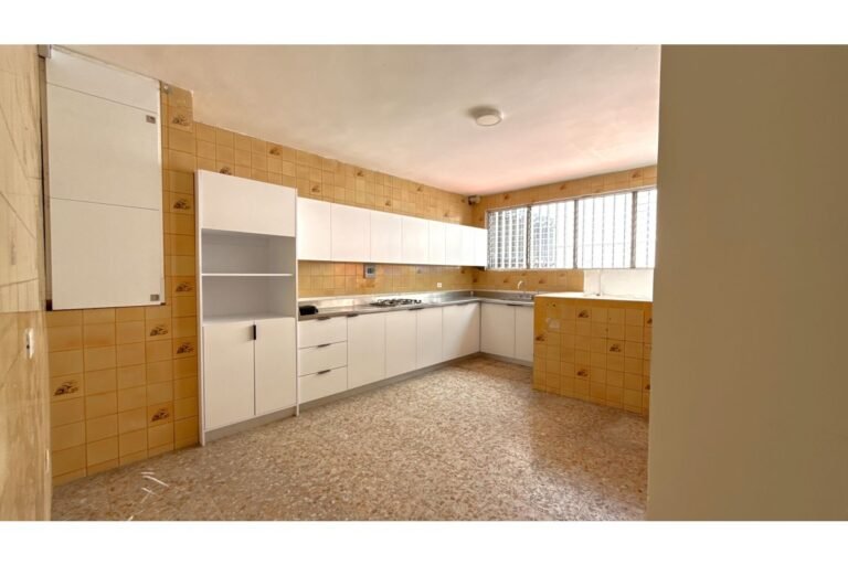 Casa Comercial en Arriendo en Santa Isabel Cerca de la Universidad Libre, Cali | 700 m² | Amplio Parqueadero y Uso Institucional