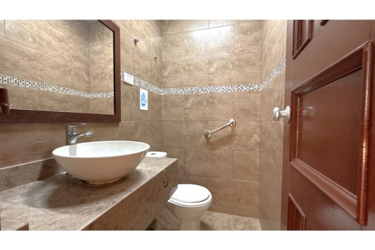 Casa Comercial en Arriendo en Santa Isabel Cerca de la Universidad Libre, Cali | 700 m² | Amplio Parqueadero y Uso Institucional