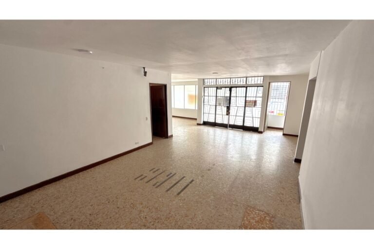 Casa Comercial en Arriendo en Santa Isabel Cerca de la Universidad Libre, Cali | 700 m² | Amplio Parqueadero y Uso Institucional