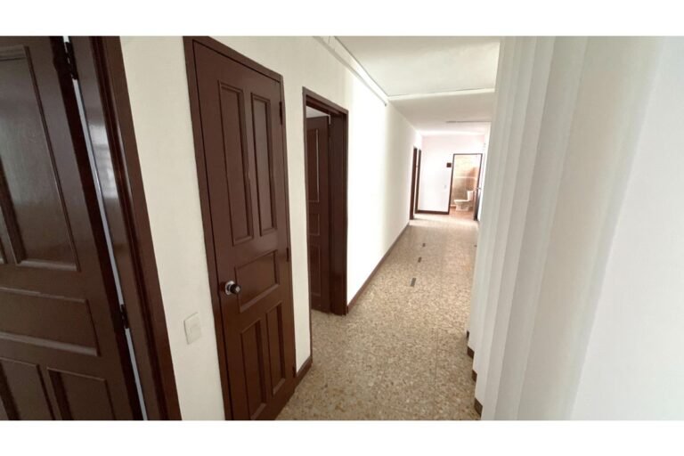 Casa Comercial en Arriendo en Santa Isabel Cerca de la Universidad Libre, Cali | 700 m² | Amplio Parqueadero y Uso Institucional