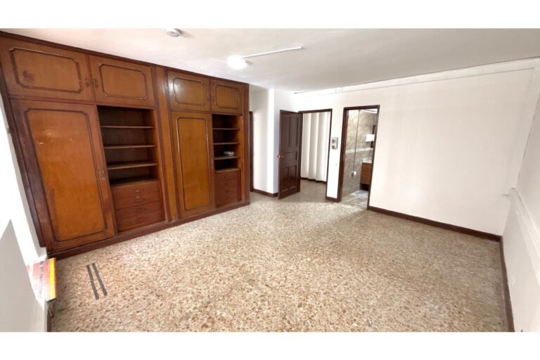 Casa Comercial en Arriendo en Santa Isabel Cerca de la Universidad Libre, Cali | 700 m² | Amplio Parqueadero y Uso Institucional