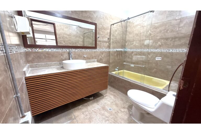Casa Comercial en Arriendo en Santa Isabel Cerca de la Universidad Libre, Cali | 700 m² | Amplio Parqueadero y Uso Institucional