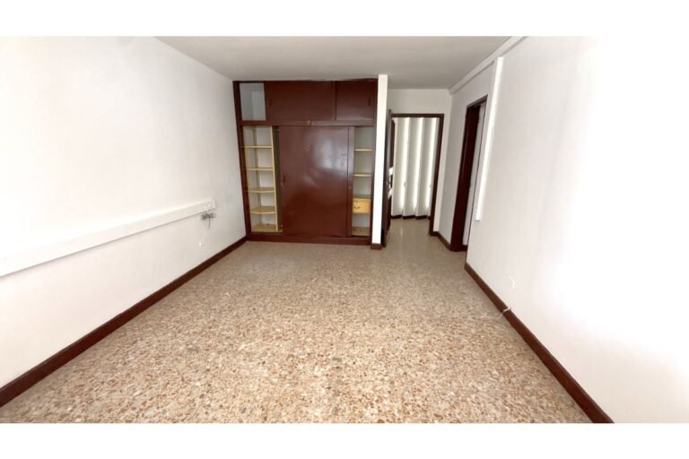 Casa Comercial en Arriendo en Santa Isabel Cerca de la Universidad Libre, Cali | 700 m² | Amplio Parqueadero y Uso Institucional