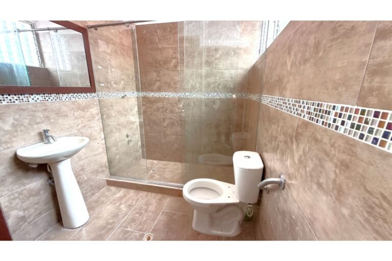 Casa Comercial en Arriendo en Santa Isabel Cerca de la Universidad Libre, Cali | 700 m² | Amplio Parqueadero y Uso Institucional