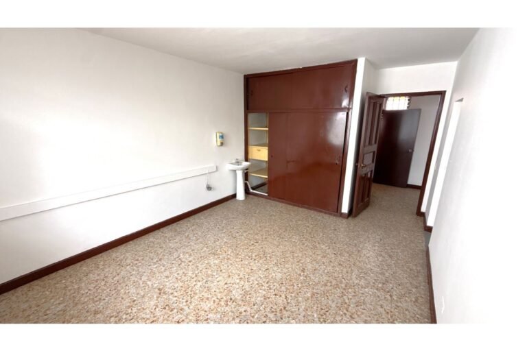 Casa Comercial en Arriendo en Santa Isabel Cerca de la Universidad Libre, Cali | 700 m² | Amplio Parqueadero y Uso Institucional
