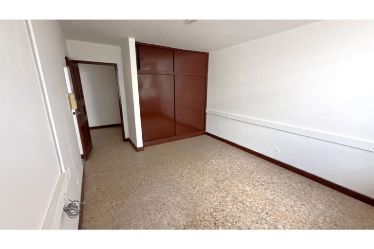 Casa Comercial en Arriendo en Santa Isabel Cerca de la Universidad Libre, Cali | 700 m² | Amplio Parqueadero y Uso Institucional