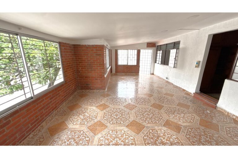 Casa Comercial en Arriendo en Santa Isabel Cerca de la Universidad Libre, Cali | 700 m² | Amplio Parqueadero y Uso Institucional