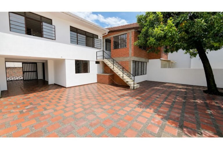 Casa Comercial en Arriendo en Santa Isabel Cerca de la Universidad Libre, Cali | 700 m² | Amplio Parqueadero y Uso Institucional