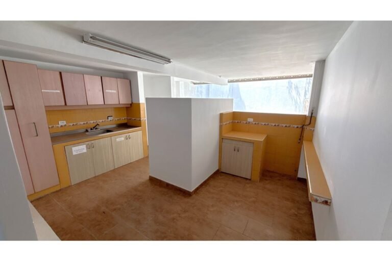 Casa Comercial en Arriendo en Santa Isabel Cerca de la Universidad Libre, Cali | 700 m² | Amplio Parqueadero y Uso Institucional