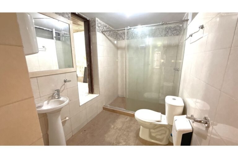 Casa Comercial en Arriendo en Santa Isabel Cerca de la Universidad Libre, Cali | 700 m² | Amplio Parqueadero y Uso Institucional