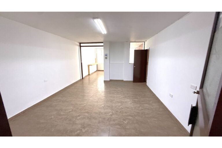 Casa Comercial en Arriendo en Santa Isabel Cerca de la Universidad Libre, Cali | 700 m² | Amplio Parqueadero y Uso Institucional