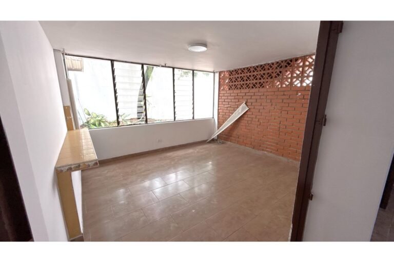 Casa Comercial en Arriendo en Santa Isabel Cerca de la Universidad Libre, Cali | 700 m² | Amplio Parqueadero y Uso Institucional