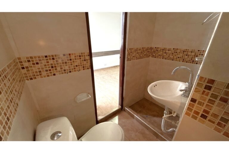 Casa Comercial en Arriendo en Santa Isabel Cerca de la Universidad Libre, Cali | 700 m² | Amplio Parqueadero y Uso Institucional