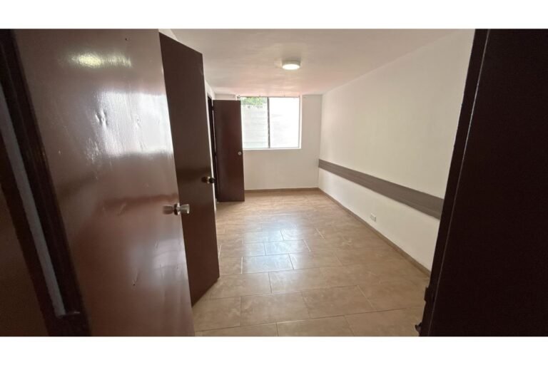 Casa Comercial en Arriendo en Santa Isabel Cerca de la Universidad Libre, Cali | 700 m² | Amplio Parqueadero y Uso Institucional