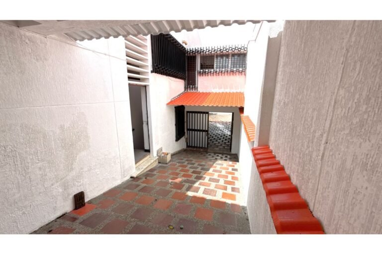 Casa Comercial en Arriendo en Santa Isabel Cerca de la Universidad Libre, Cali | 700 m² | Amplio Parqueadero y Uso Institucional