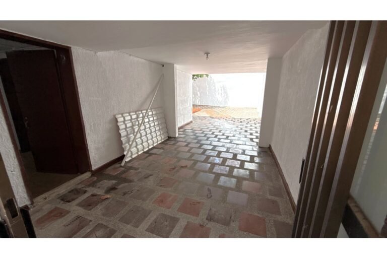 Casa Comercial en Arriendo en Santa Isabel Cerca de la Universidad Libre, Cali | 700 m² | Amplio Parqueadero y Uso Institucional
