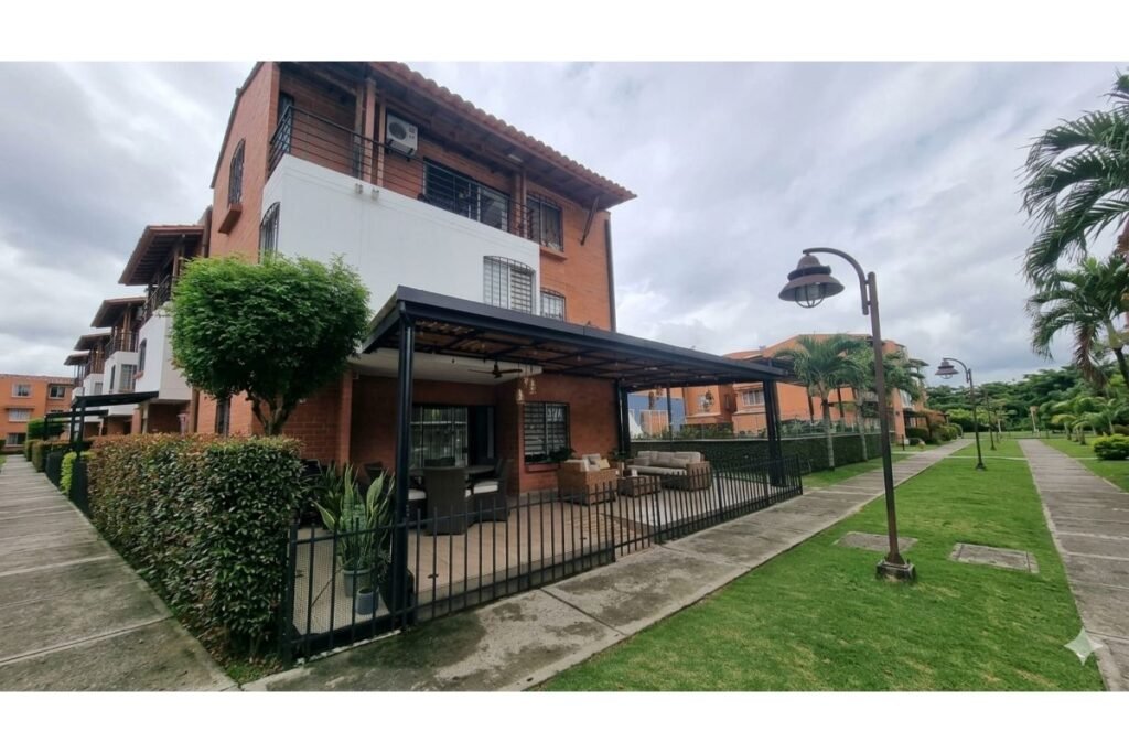 Casa Esquinera en Venta en La Hacienda Cali | Conjunto Residencial | 3 Pisos | Piscina | Parqueadero Doble