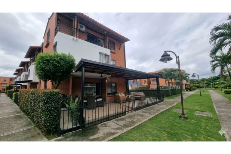 Casa Esquinera en Venta en La Hacienda Cali | Conjunto Residencial | 3 Pisos | Piscina | Parqueadero Doble