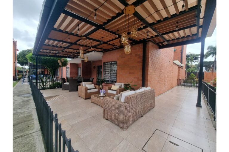 Casa Esquinera en Venta en La Hacienda Cali | Conjunto Residencial | 3 Pisos | Piscina | Parqueadero Doble