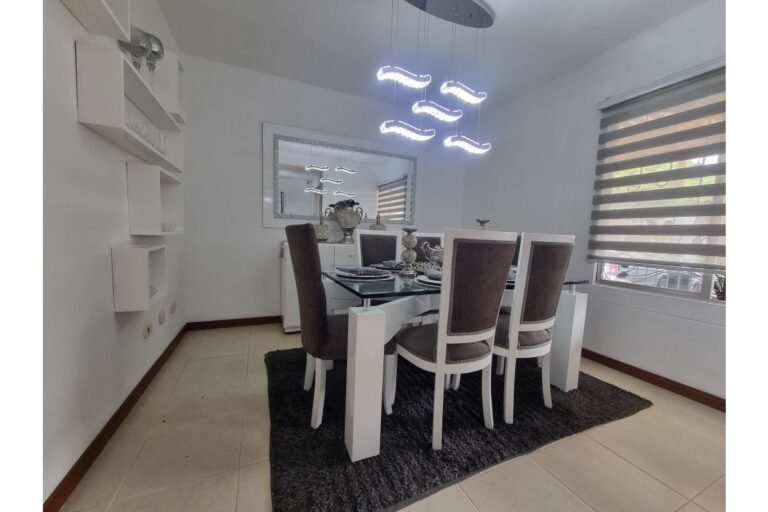 Casa Esquinera en Venta en La Hacienda Cali | Conjunto Residencial | 3 Pisos | Piscina | Parqueadero Doble