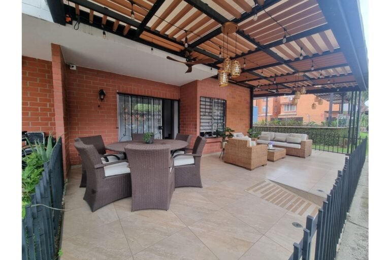 Casa Esquinera en Venta en La Hacienda Cali | Conjunto Residencial | 3 Pisos | Piscina | Parqueadero Doble