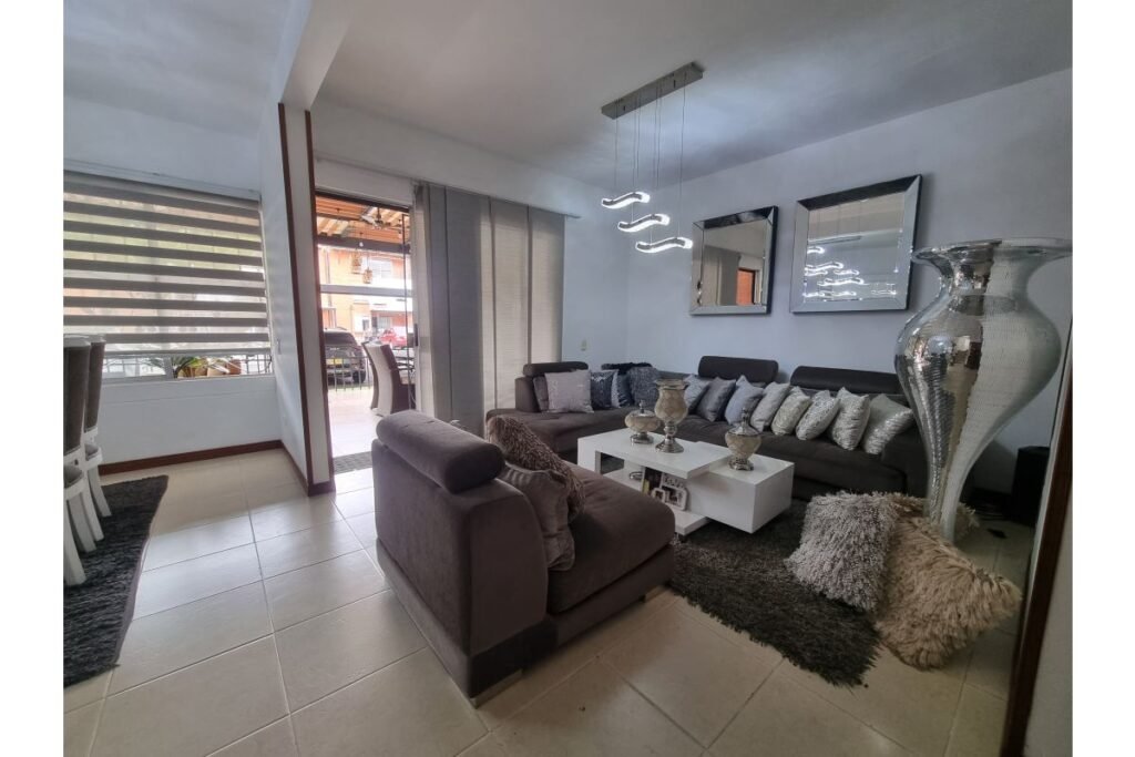 Casa Esquinera en Venta en La Hacienda Cali | Conjunto Residencial | 3 Pisos | Piscina | Parqueadero Doble