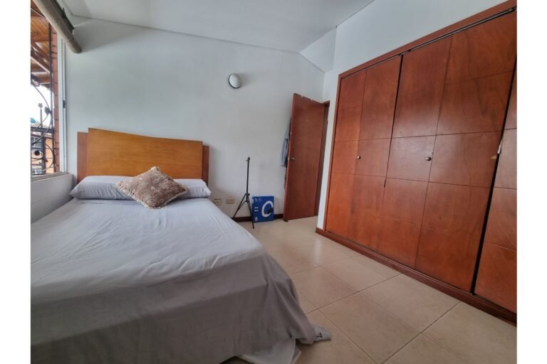 Casa Esquinera en Venta en La Hacienda Cali | Conjunto Residencial | 3 Pisos | Piscina | Parqueadero Doble