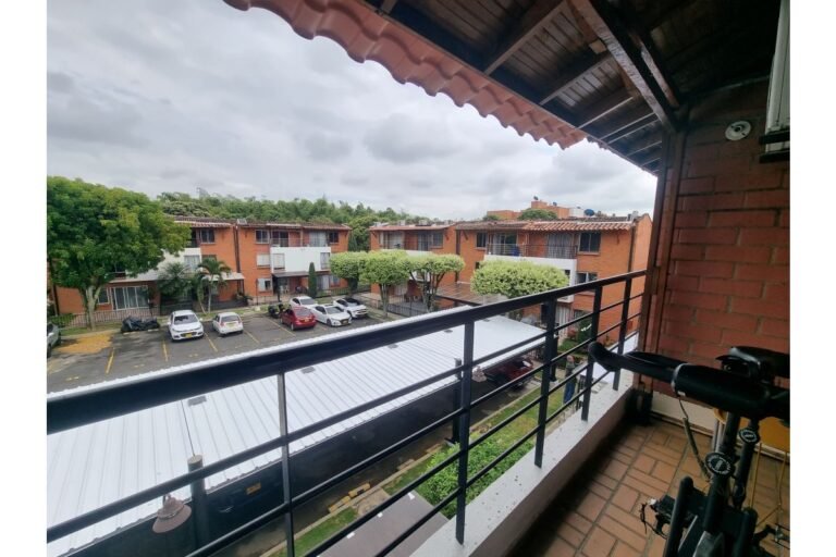 Casa Esquinera en Venta en La Hacienda Cali | Conjunto Residencial | 3 Pisos | Piscina | Parqueadero Doble
