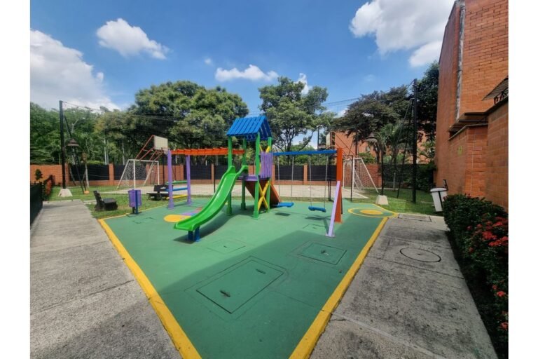 Casa Esquinera en Venta en La Hacienda Cali | Conjunto Residencial | 3 Pisos | Piscina | Parqueadero Doble