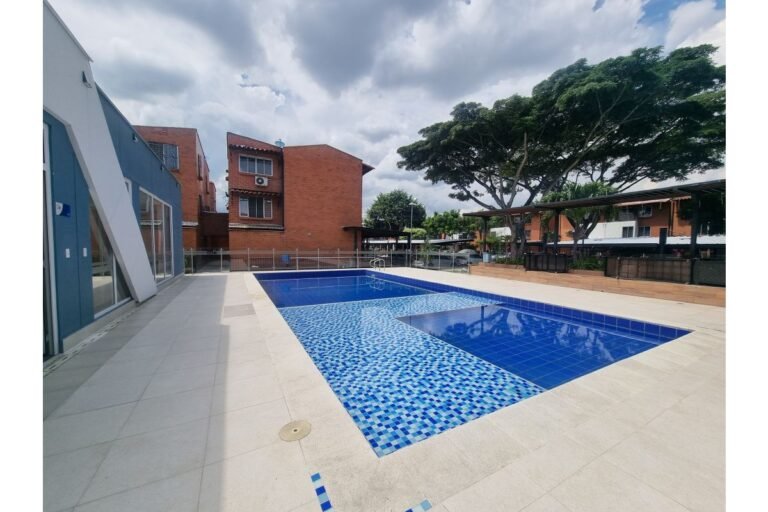 Casa Esquinera en Venta en La Hacienda Cali | Conjunto Residencial | 3 Pisos | Piscina | Parqueadero Doble
