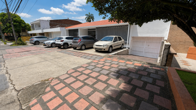 Casa Comercial en Arriendo en Santa Isabel Cerca de la Universidad Libre, Cali | 700 m² | Amplio Parqueadero y Uso Institucional
