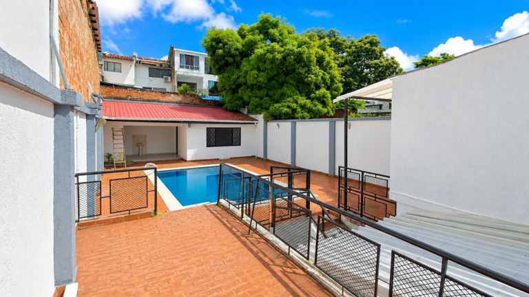 Casa Comercial en Arriendo en Santa Isabel Cali | 590 m² | 10 Habitaciones | 12 Baños | Piscina y Parqueo para 6 Vehículos