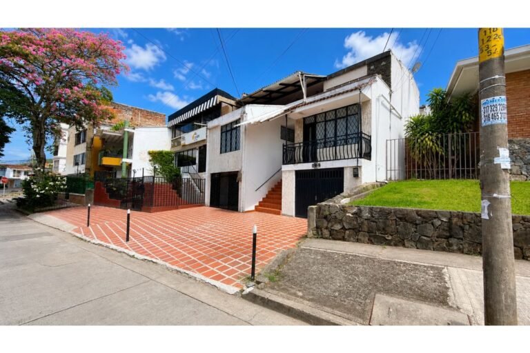 Casa Comercial en Arriendo en San Fernando Viejo Cali | 590 m² | 10 Habitaciones | 12 Baños | Piscina y Parqueo para 6 Vehículos