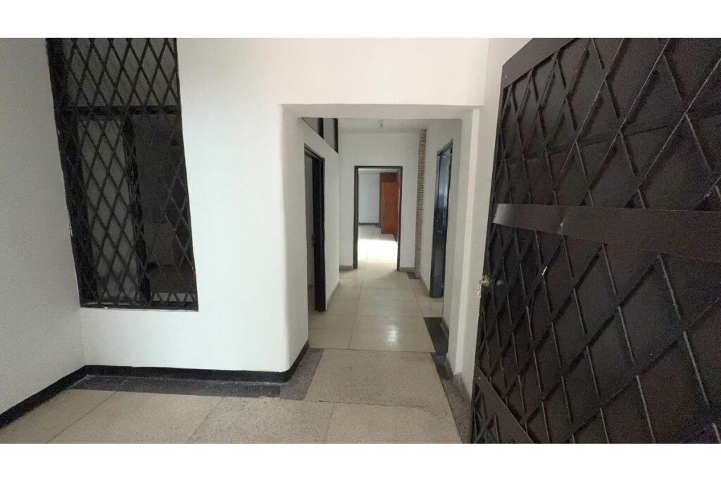 Casa Comercial en Arriendo en San Fernando Viejo Cali | 590 m² | 10 Habitaciones | 12 Baños | Piscina y Parqueo para 6 Vehículos